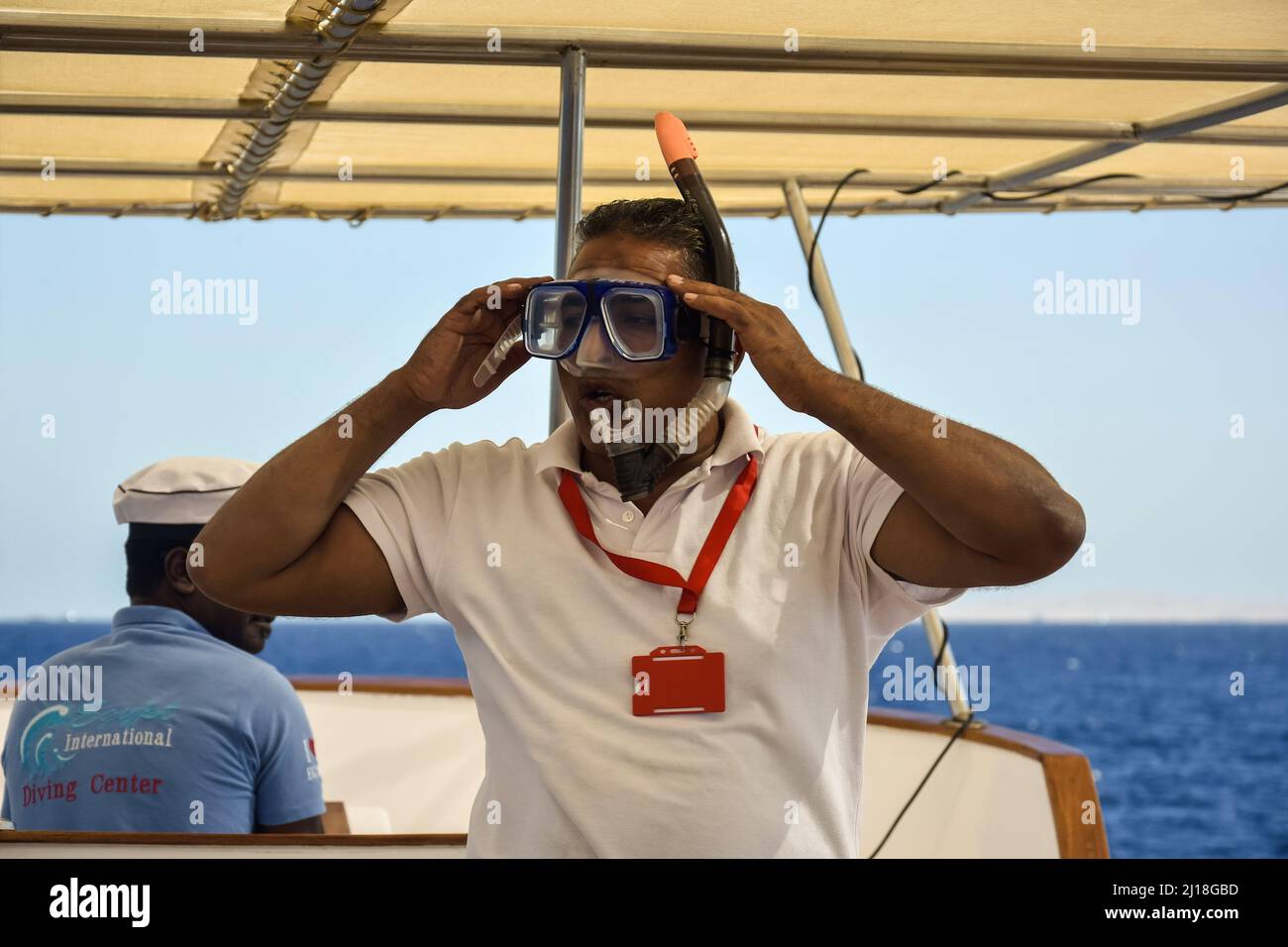 Man instruit les touristes sur le yacht comment nager avec des lunettes de plongée en mer profonde.Hurghada, Égypte - octobre 2021 Banque D'Images