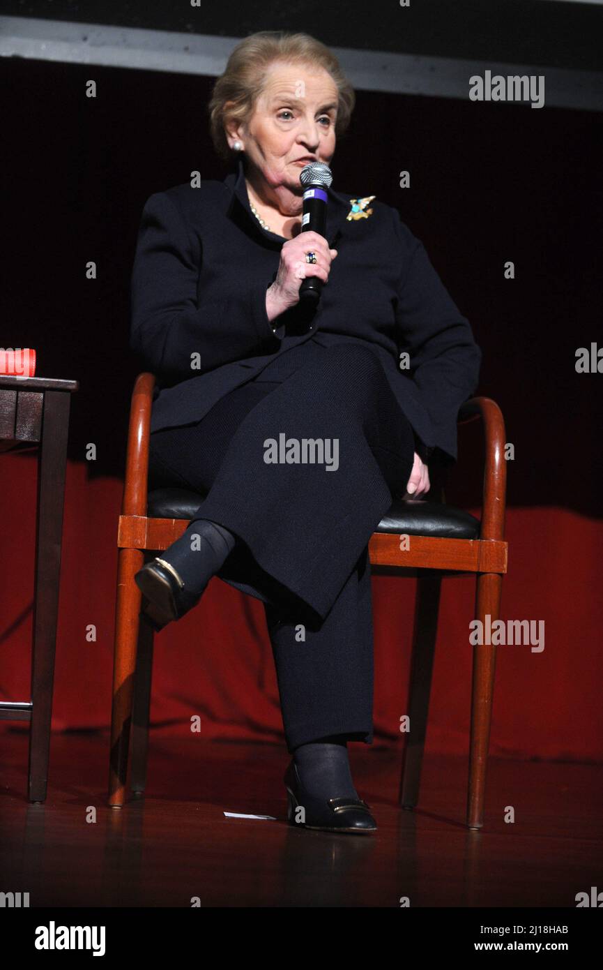**PHOTO DE FICHIER** Madeleine Albright est décédée. Madeleine Albright s'exprime lors d'un panel organisé par la Clinton Foundation pour souligner les 15 ans d'anniversaire des accords de Dayton le 9 février 2011 à New York. Crédit : Dennis Van Tine/MediaPunch Banque D'Images