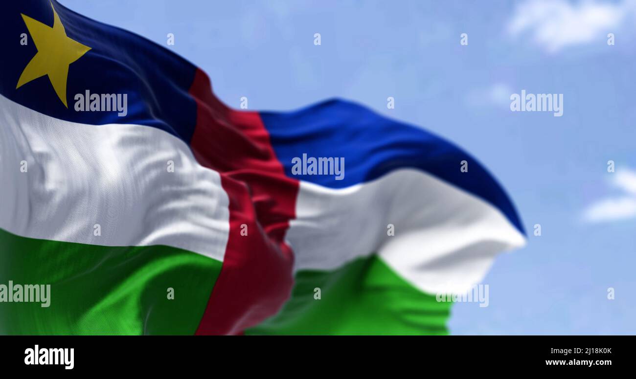 Détail du drapeau national de la République centrafricaine agitant dans le vent par temps clair. La République centrafricaine est un pays enclavé du Centre Banque D'Images