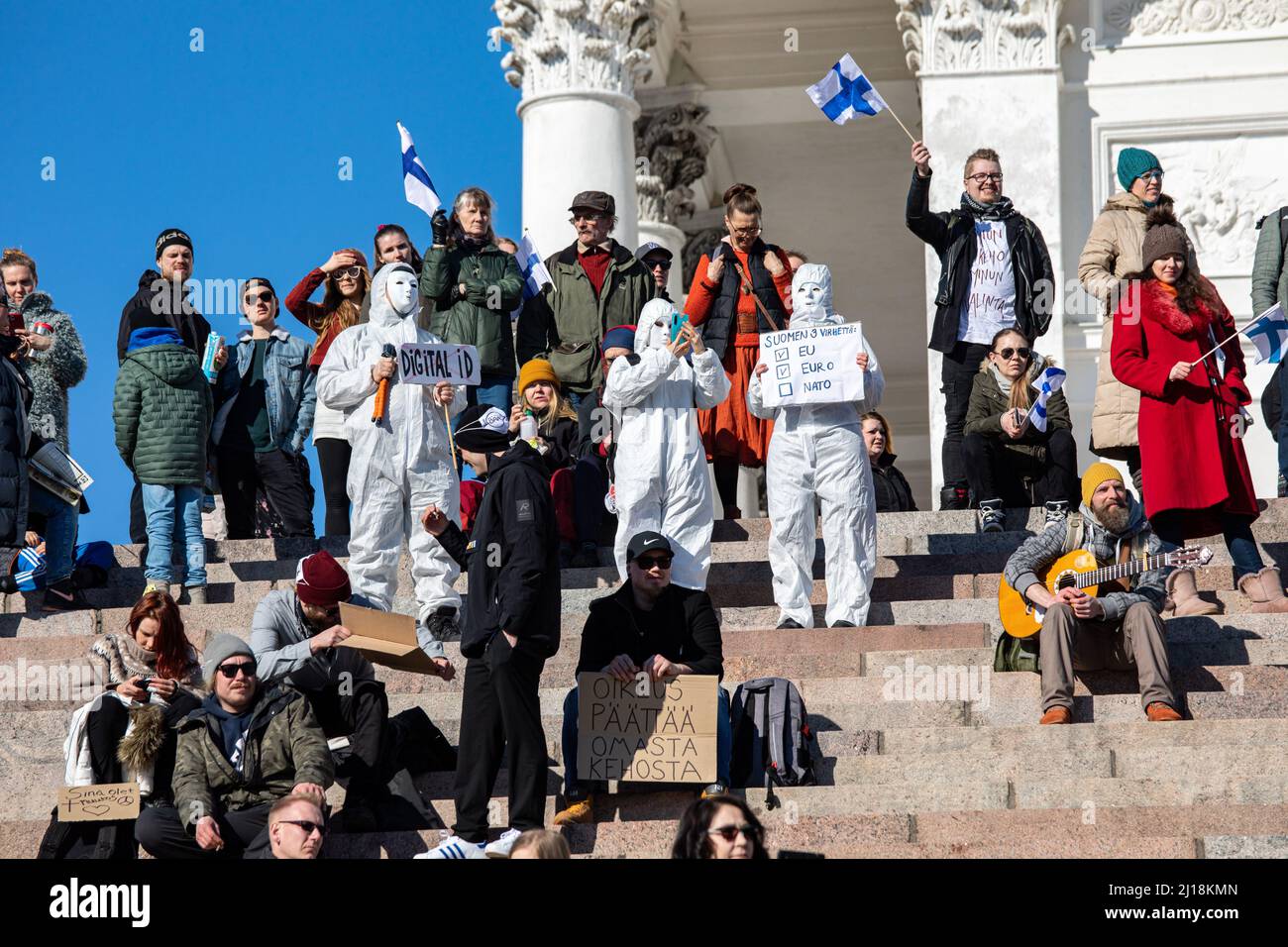 Manifestation mondiale 7,0 manifestants sur les marches de la cathédrale d'Helsinki à Helsinki, Finlande Banque D'Images