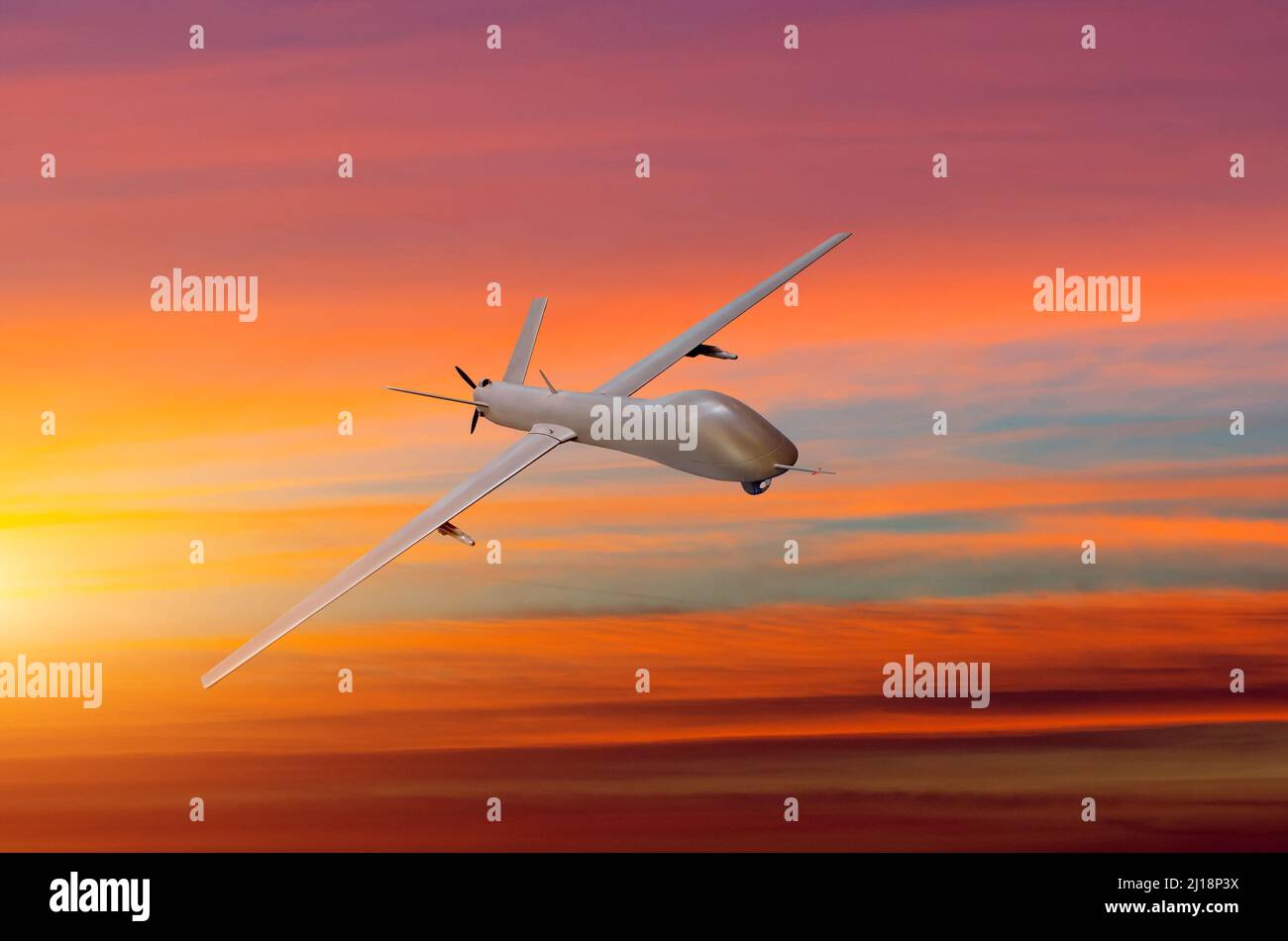 Avion militaire sans pilote sur fond blanc ciel coucher de soleil Banque D'Images