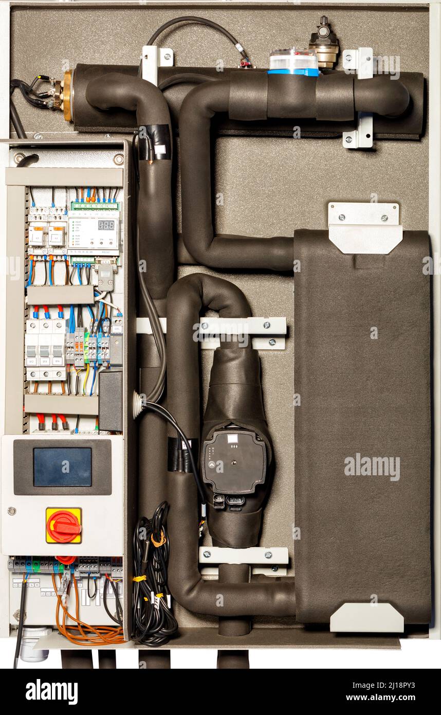 Dispositif électronique interne du groupe de pompage avec unité de mélange pour maintenir le régime de température lorsque de l'air chaud est fourni à la pièce. Banque D'Images