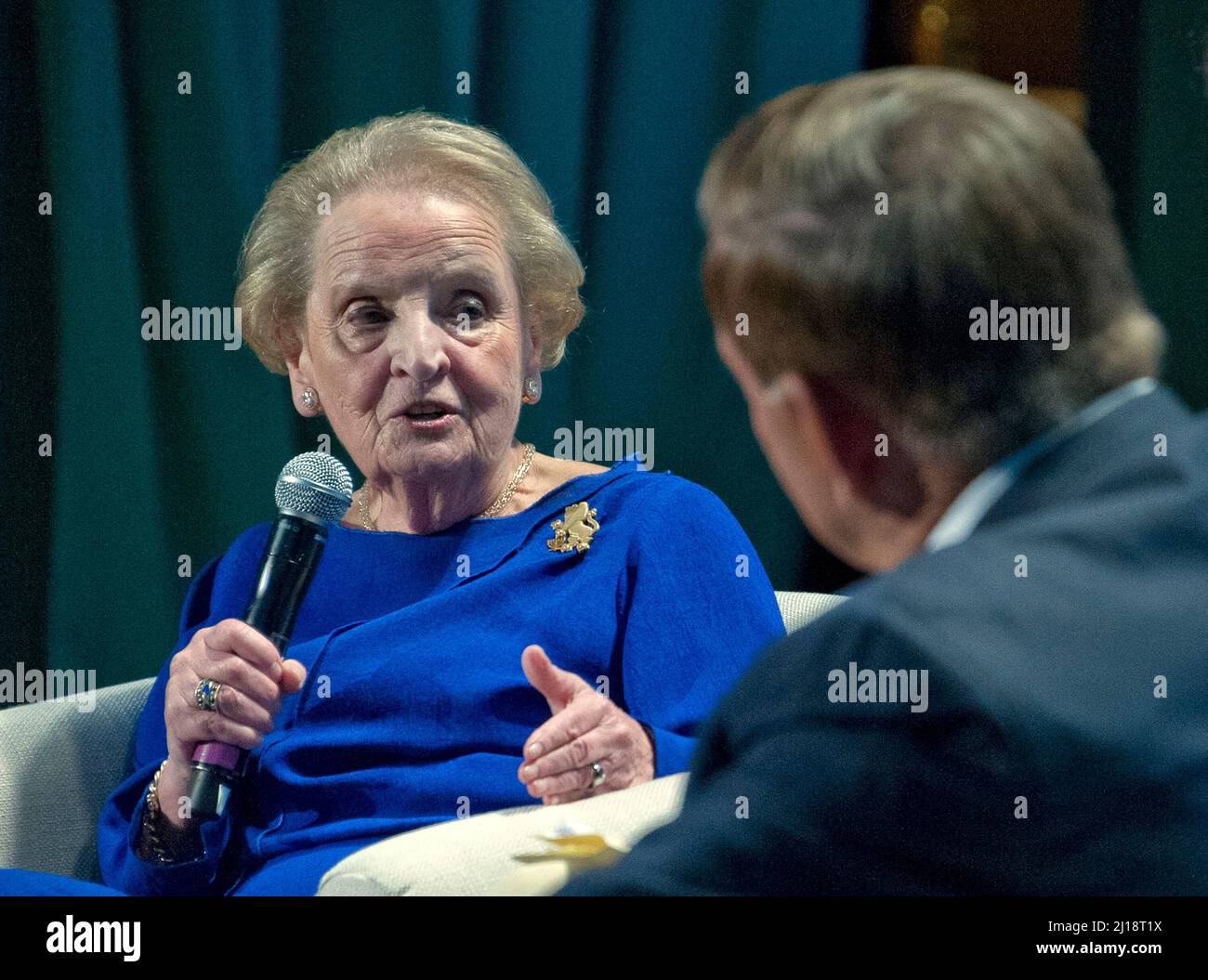 Washington, États-Unis d'Amérique. 11th septembre 2016. L'ancienne secrétaire d'État des États-Unis Madeleine Albright participe à un panel 'quinze ans après le 9/11' devant 1300 femmes philanthropes à la Conférence internationale du Lion de Juda de 2016 des Fédérations juives à l'hôtel Hilton de Washington le dimanche 11 septembre 2016. L'ancien secrétaire américain à la sécurité intérieure Tom Ridge regarde de gauche.Credit: Ron Sachs/CNP/Sipa USA Credit: SIPA USA/Alay Live News Banque D'Images