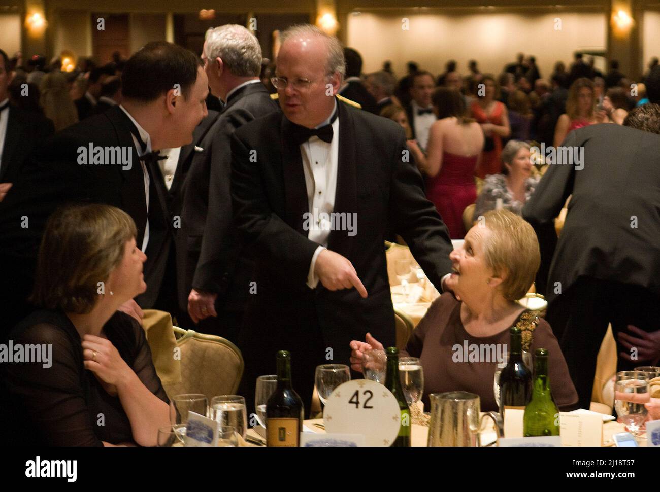 26 avril 2008 - Washington, D.C. - l'ancien conseiller politique de la Maison-Blanche, Karl Rove, tremble les mains avec l'ancienne secrétaire d'État, Madeleine Albright, lors du dîner de l'Association des correspondants de la Maison-Blanche en 2008. Crédit photo: Kristoffer Tripplaar/ Sipa Press Banque D'Images