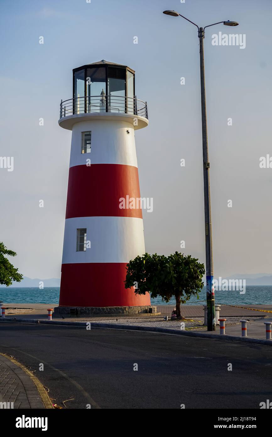 Belle vue sur le phare de Puntarenas au milieu de l'autoroute Turista au Costa Rica Banque D'Images