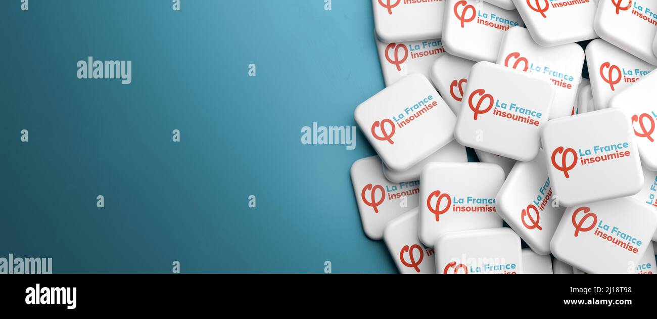 Élections en France. Logo du parti populiste de gauche « la France Insoumise » sur un tas sur une table. Format de bannière Web avec espace de copie. Banque D'Images