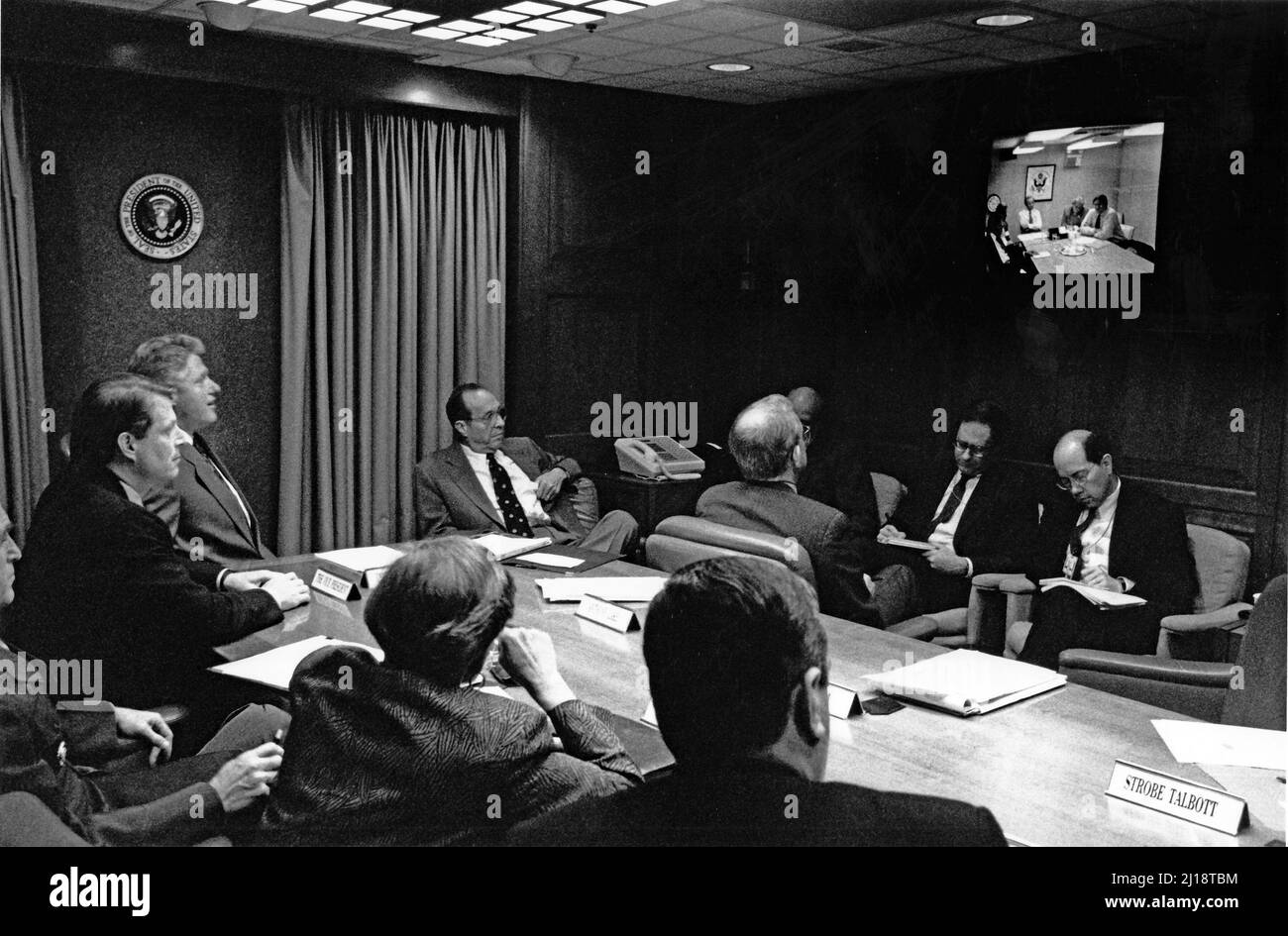Le président des États-Unis, Bill Clinton, rencontre ses principaux conseillers en politique étrangère dans la salle de situation de la Maison Blanche à Washington, DC, le 25 septembre 1995 sur le sujet de la Bosnie. De gauche à droite du bas sont assis : George Tenet, directeur par intérim de la CIA; Alice Rivlin, directrice du Bureau de la gestion et du budget; le général Charles Krulak, président par intérim des chefs d'état-major interarmées et commandant du corps des Marines des États-Unis; le vice-président des États-Unis Al Gore; Le président; le secrétaire américain à la Défense William Perry; le conseiller à la sécurité nationale Anthony Lake; Sandy Vershbow, Spec Banque D'Images