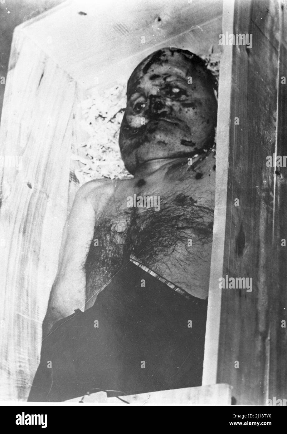 Fascismo - Duce Benito Mussolini - cadavere di Mussolini nella cassa di legno - Milano, Obitorio via Ponzio - 30 aprile 1945 Banque D'Images