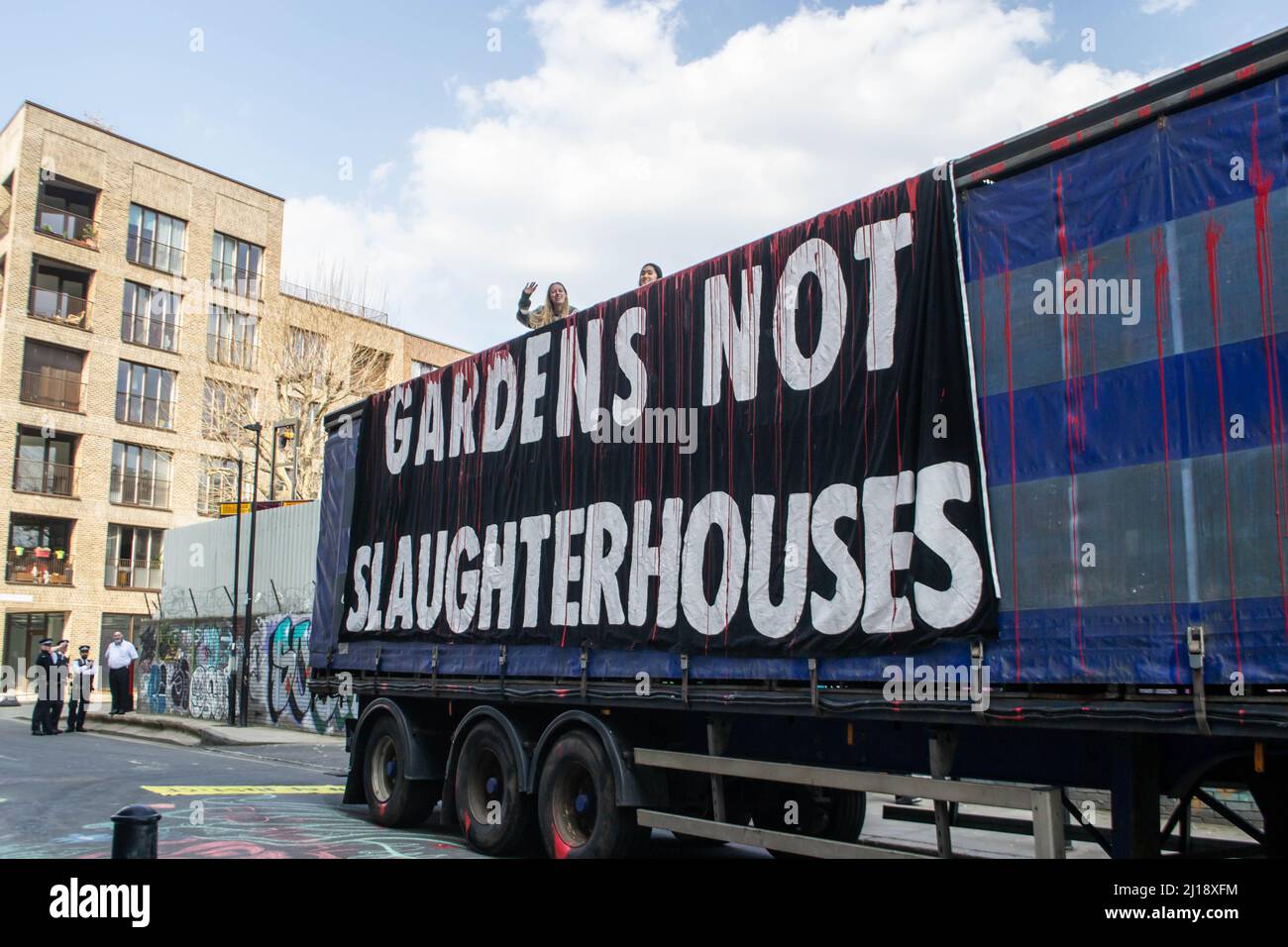 Hackney, Londres, Angleterre. 23rd mars 2022. Les militants des droits des animaux empêchent les camions de quitter l'abattoir de Londres. Crédit : Jessica Girvan/Alay Live News Banque D'Images
