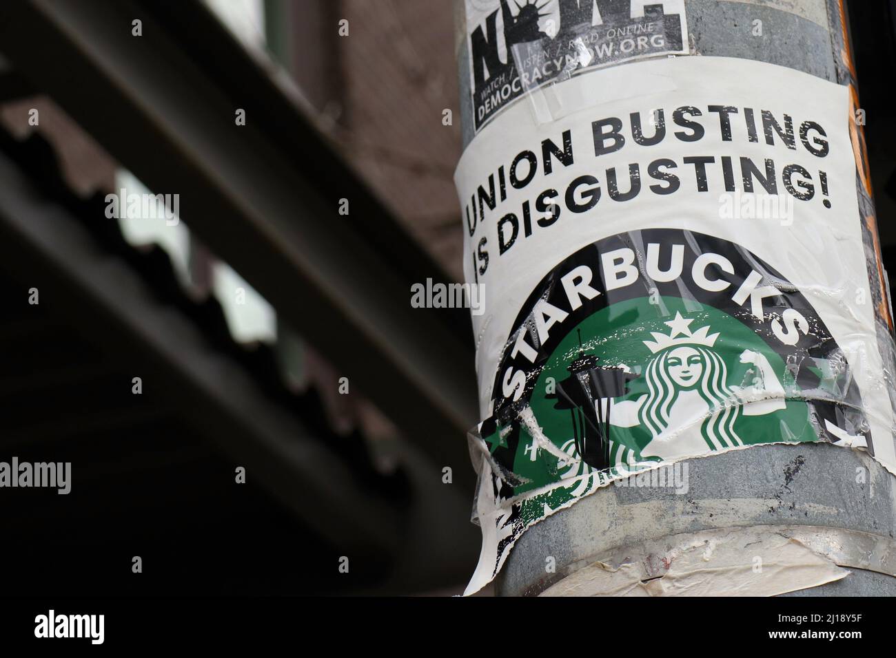 Une affiche pro-syndicale est visible sur un lampadaire à l'extérieur de Starbucks Broadway et Denny, dans le quartier Capitol Hill de Seattle. Le magasin Starbucks a voté pour la syndicalisation le 22 mars, marquant ainsi le premier vote de syndicalisation réussi dans un établissement Starbucks de la ville natale de la chaîne de café. Banque D'Images