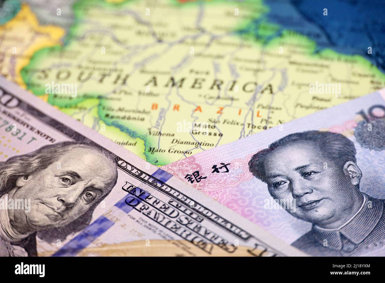 DOLLAR AMÉRICAIN et yuan chinois sur la carte du Brésil. Concurrence économique entre la Chine et les États-Unis dans les pays d'Amérique latine Banque D'Images