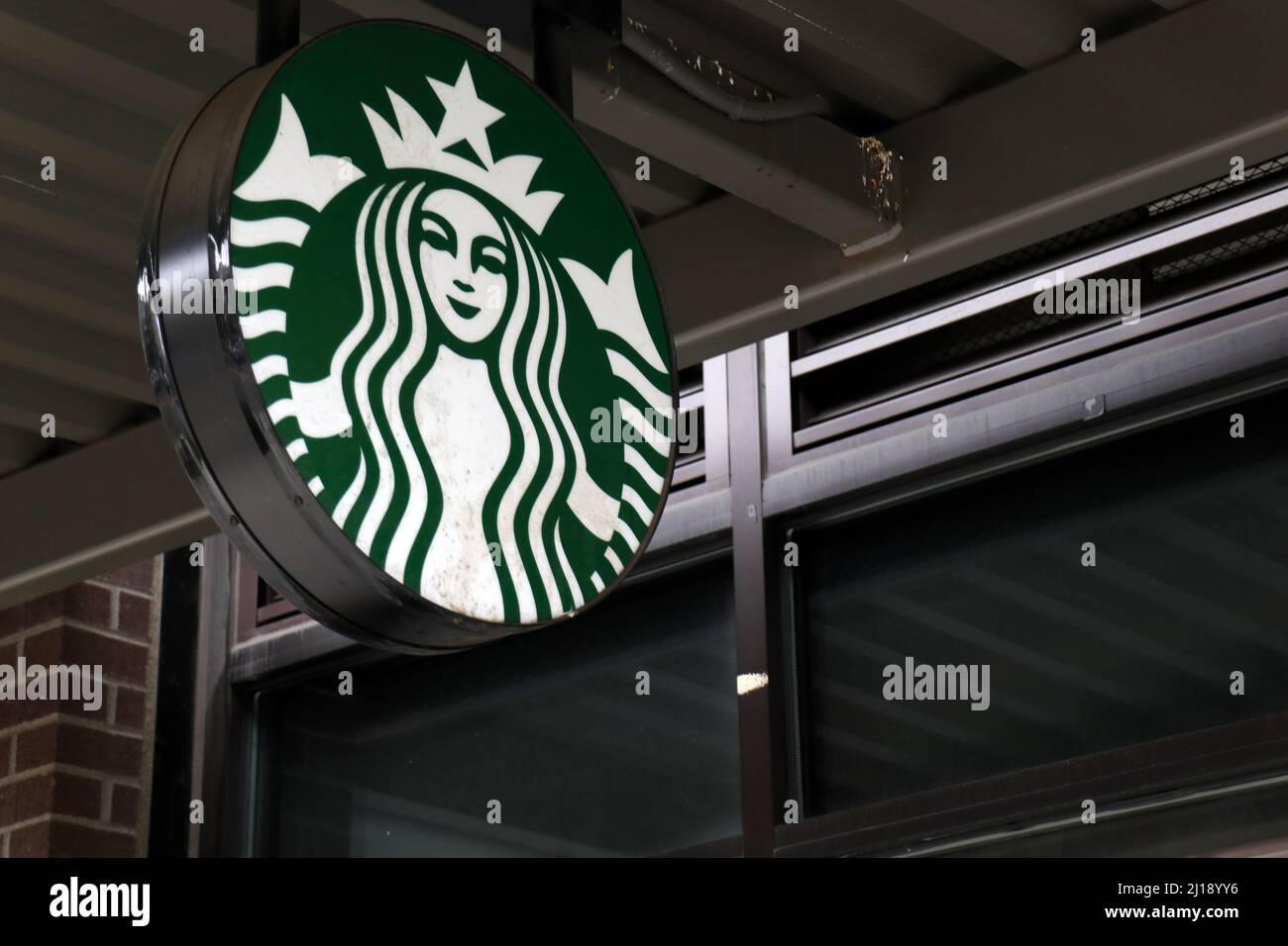 Seattle, États-Unis. 23rd mars 2022. Logo Starbucks dans le quartier de Capitol Hill à Seattle qui a été voté pour l'unionisation. Le magasin Starbucks a voté pour la syndicalisation le 22 mars, marquant ainsi le premier vote de syndicalisation réussi dans un établissement Starbucks de la ville natale de la chaîne de café. (Image de crédit : © Toby Scott/SOPA Images via ZUMA Press Wire) Banque D'Images