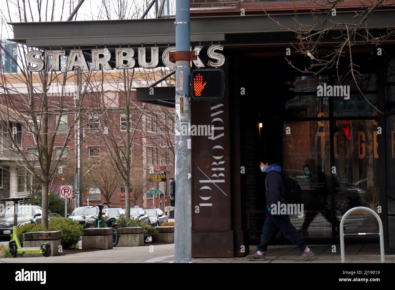 Seattle, États-Unis. 23rd mars 2022. Logo Starbucks dans le quartier de Capitol Hill à Seattle qui a été voté pour l'unionisation. Le magasin Starbucks a voté pour la syndicalisation le 22 mars, marquant ainsi le premier vote de syndicalisation réussi dans un établissement Starbucks de la ville natale de la chaîne de café. (Image de crédit : © Toby Scott/SOPA Images via ZUMA Press Wire) Banque D'Images