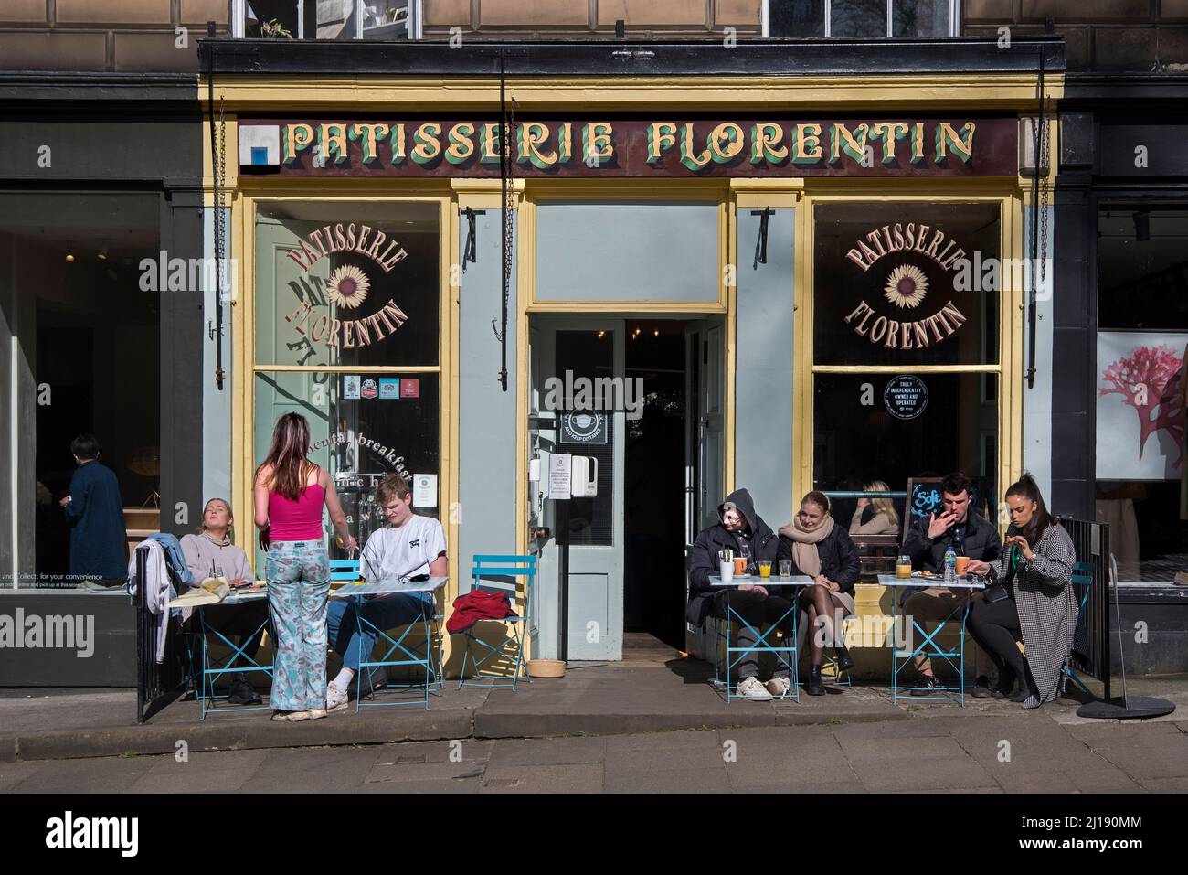 Clients assis à l'extérieur de Patisserie Florentin à Stockbridge, Édimbourg, Écosse, Royaume-Uni. Banque D'Images