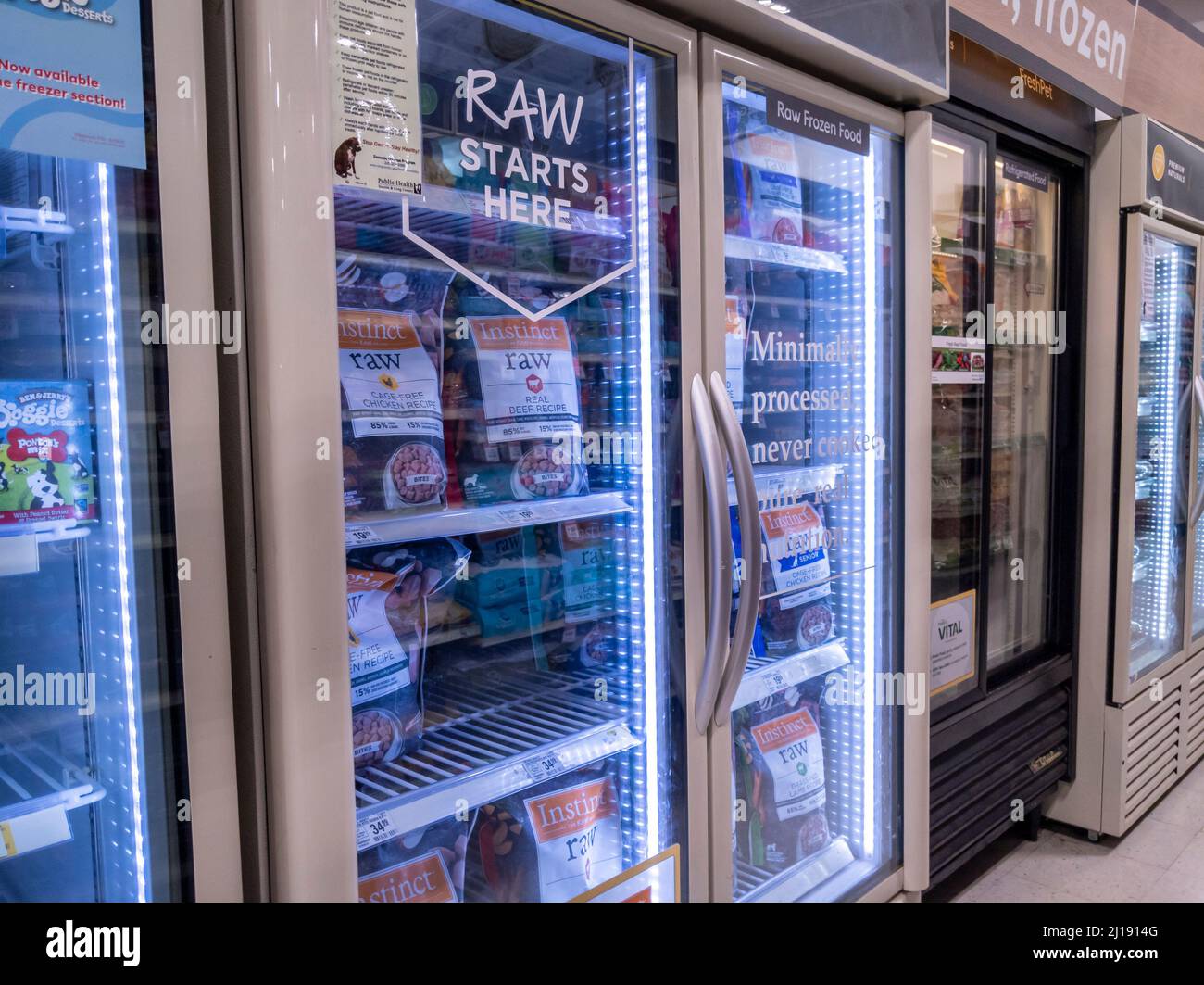 Woodinville, WA USA - vers février 2022 : vue inclinée de l'instinct réfrigéré nourriture brute pour chiens et chats dans un magasin d'alimentation PetSmart pour animaux de compagnie. Banque D'Images