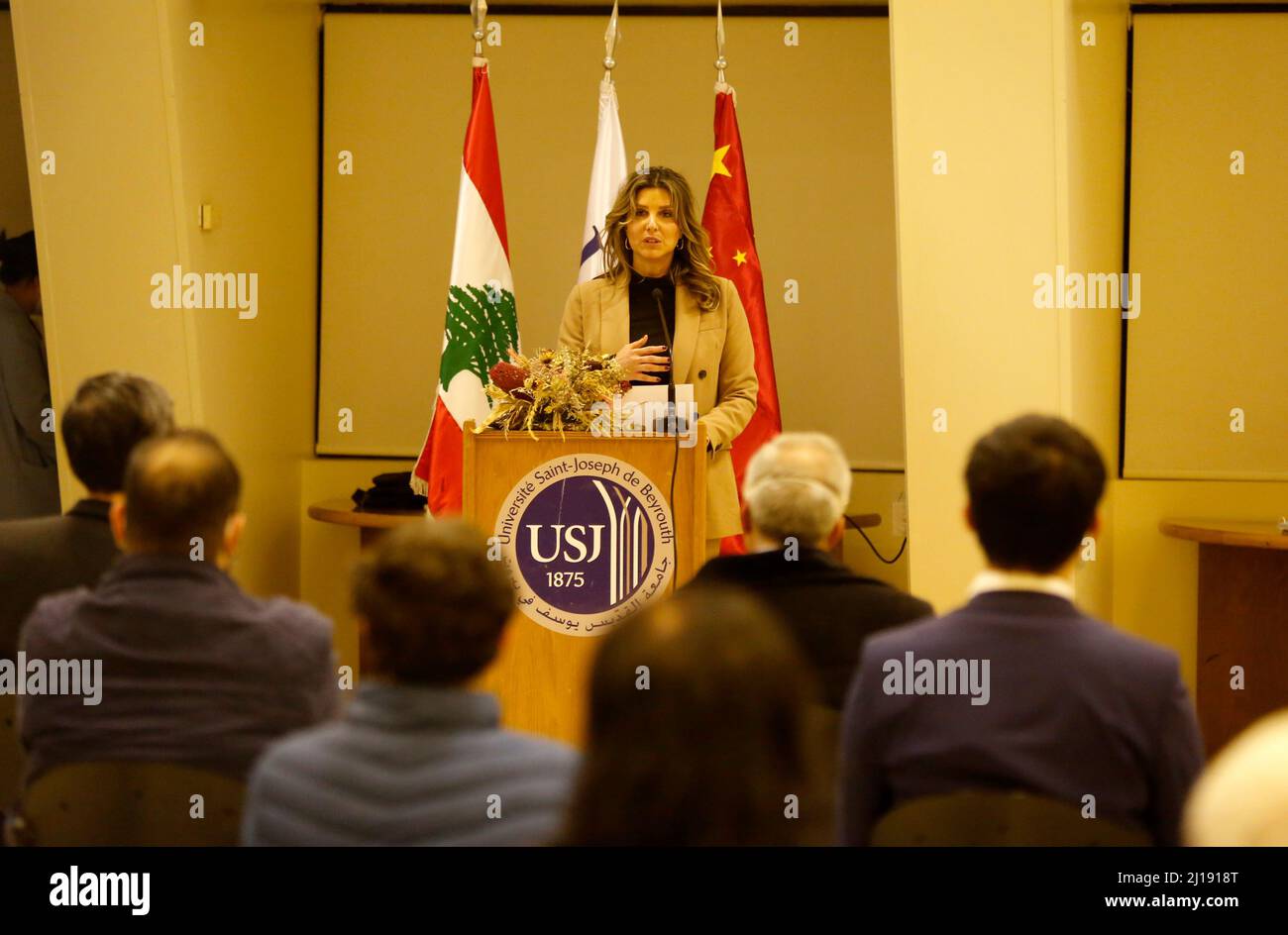 Beyrouth, Liban. 22nd mars 2022. Nisrine Abdel Nour Lattouf, directrice de l'Institut Confucius à l'Université Saint Joseph (USJ), prend la parole lors d'une cérémonie célébrant le 15th anniversaire de l'Institut Confucius à l'USJ à Beyrouth, au Liban, le 22 mars 2022. Un nombre croissant d'étudiants libanais s'intéressent à l'apprentissage de la langue chinoise et à l'exploration de la culture et de la civilisation chinoises, a déclaré Nisrine Abdel Nour Lattouf, directrice de l'Institut Confucius de l'USJ. Credit: Bilal Jawich/Xinhua/Alay Live News Banque D'Images