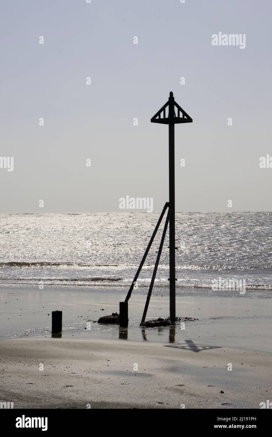 Poste en bois sur la plage Banque D'Images