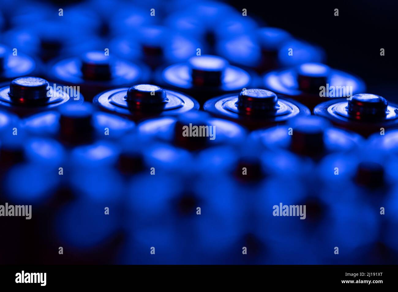 Gros plan des extrémités positives des piles déchargées, tailles AA, prise de vue macro, mise au point sélective. Batterie usagée Banque D'Images