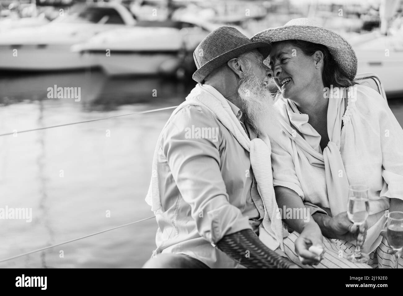 Couple senior embrassant sur bateau pendant les vacances d'été - Focus sur le visage de femme - édition noir et blanc Banque D'Images