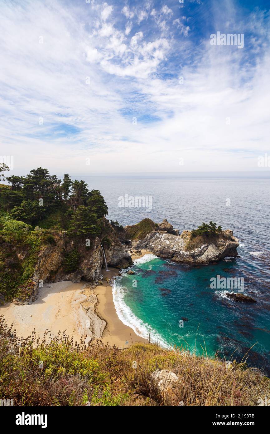 Chutes McWay dans le parc régional Julia Pfeiffer Burns, Big sur, Californie Banque D'Images