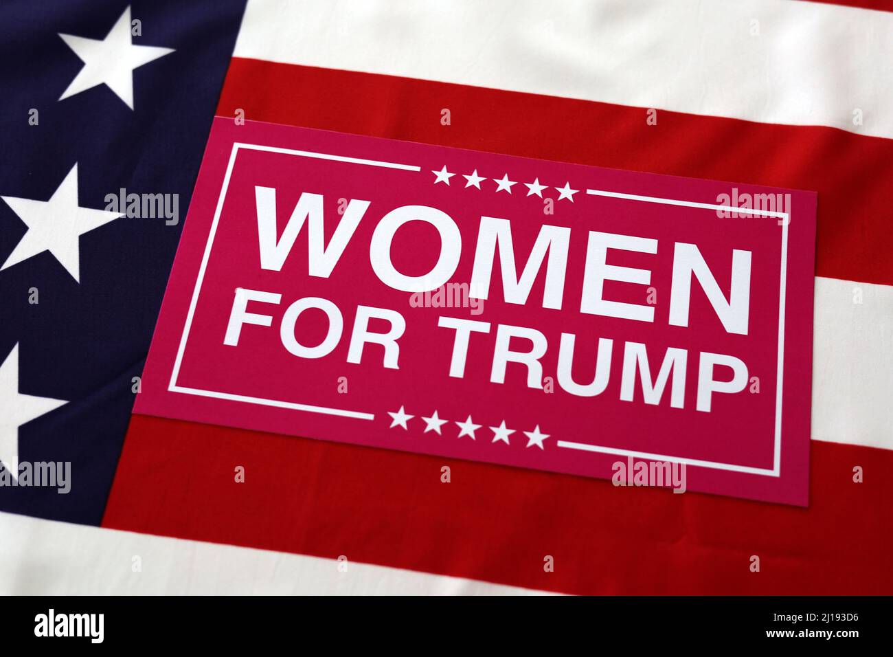 Women for Trump, qui a agité le drapeau américain Banque D'Images
