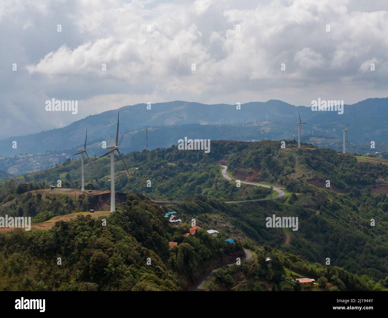Belle vue aérienne des moulins à vent à énergie renouvelable au Costa Rica Banque D'Images