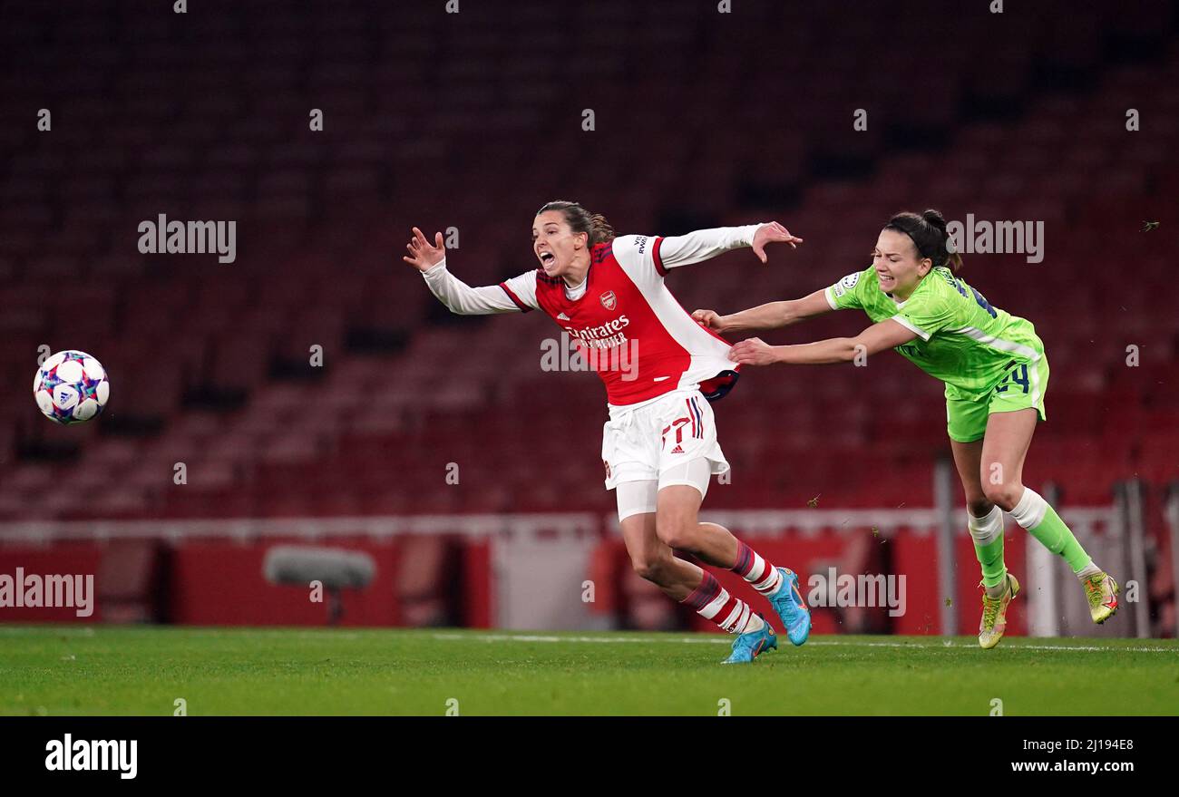 Arsenal's Tobin Heath (à gauche) et Joelle Wedemeyer de VfL Wolfsburg pour la bataille du ballon lors du quart de finale de la Ligue des champions des femmes de l'UEFA première jambe au stade Emirates, Londres. Date de la photo: Mercredi 23 mars 2022. Banque D'Images