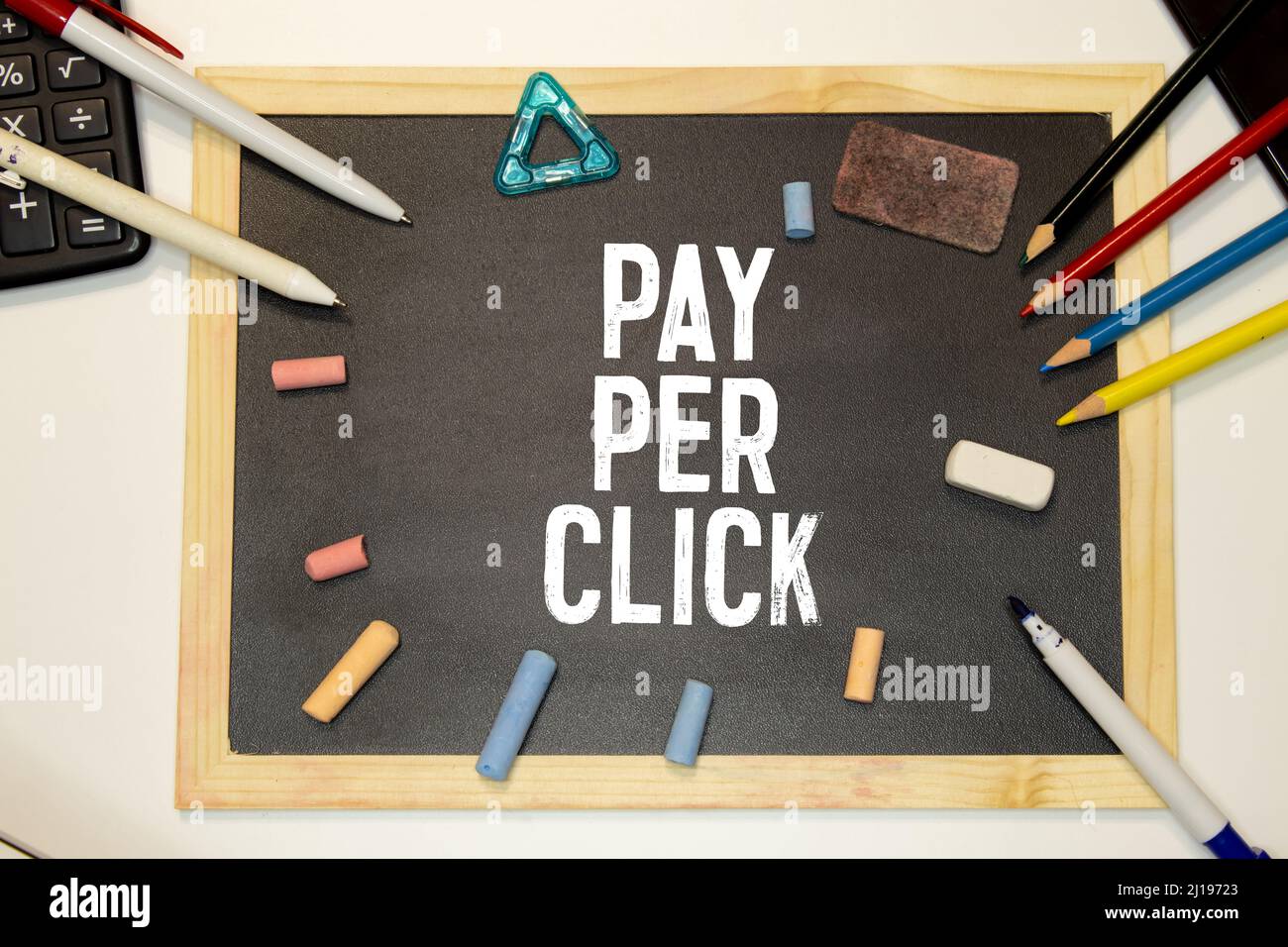 Payez par note de clic avec le stylo sur fond jaune. Banque D'Images