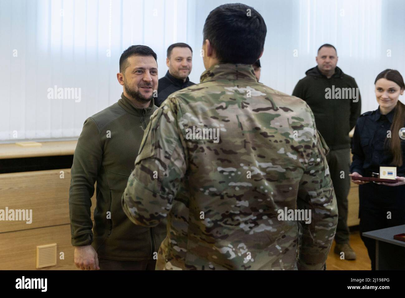 Kiev, Ukraine. 19 mars 2022. Le président ukrainien Volodymyr Zelenskyy lors d'une cérémonie de remise de médailles aux membres de l'unité spéciale de la police nationale d'Ukraine connue sous le nom de KORD, lors de leurs efforts contre l'invasion russe, le 19 mars 2022 à Kiev, en Ukraine. Credit: Présidence de l'Ukraine/Présidence de l'Ukraine/Alamy Live News Banque D'Images