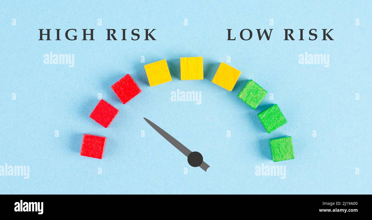 Compte-tours à risque élevé et faible, le pointeur indique l'échelle de risque rouge, le crédit financier et la note de l'entreprise Banque D'Images