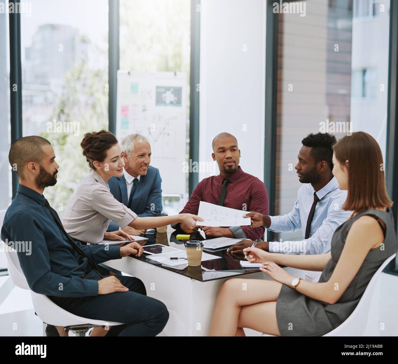 Où tout commence. Photo rognée d'un groupe de personnes en voyage d'affaires dans la salle de réunion. Banque D'Images