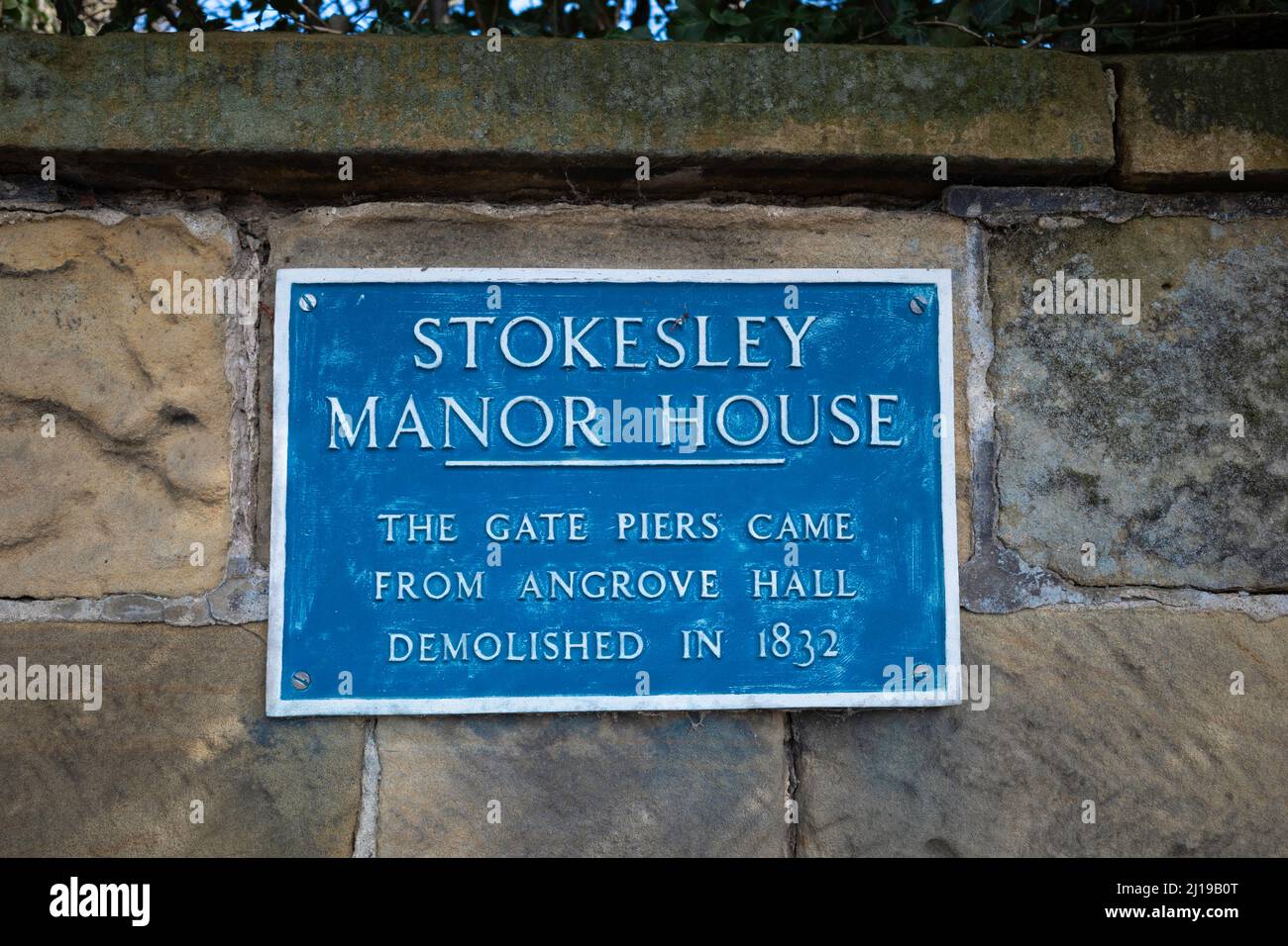 Panneau commémoratif sur le mur du manoir dans la ville géorgienne de Stokesley North Yorkshire indique que les jetées de porte sont venues d'Angrove Hal Banque D'Images