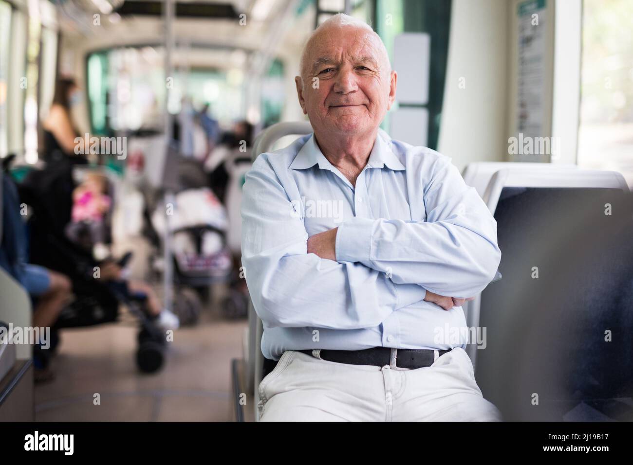 Homme âgé assis en tram Banque D'Images