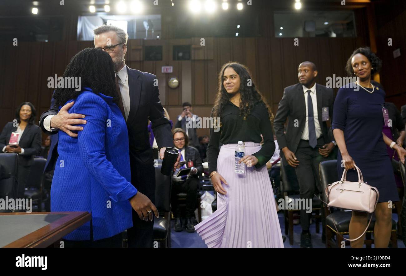 Washington, États-Unis. 23rd mars 2022. La candidate à la Cour suprême Ketanji Brown Jackson se tient debout et accueille son mari et sa fille à la fin de son audience de confirmation de la Commission judiciaire du Sénat à Capitol Hill à Washington, DC, le mercredi 23 mars 2022. Jackson a été nommé par le président Joe Biden pour occuper le siège du juge Stephen Breyer de la Cour suprême lorsqu'il prend sa retraite cet été. Photo de Leigh Vogel/UPI crédit: UPI/Alay Live News Banque D'Images