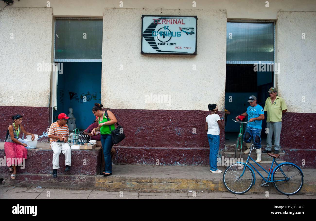 Cubains à l'extérieur d'un terminal de bus à Ciego del Avila, Cuba. Banque D'Images