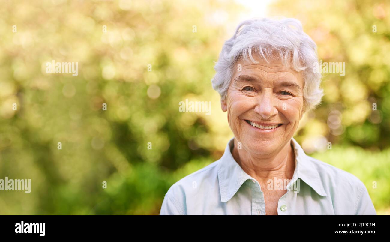 Profiter de la retraite. Une femme âgée se détendant à l'extérieur. Banque D'Images