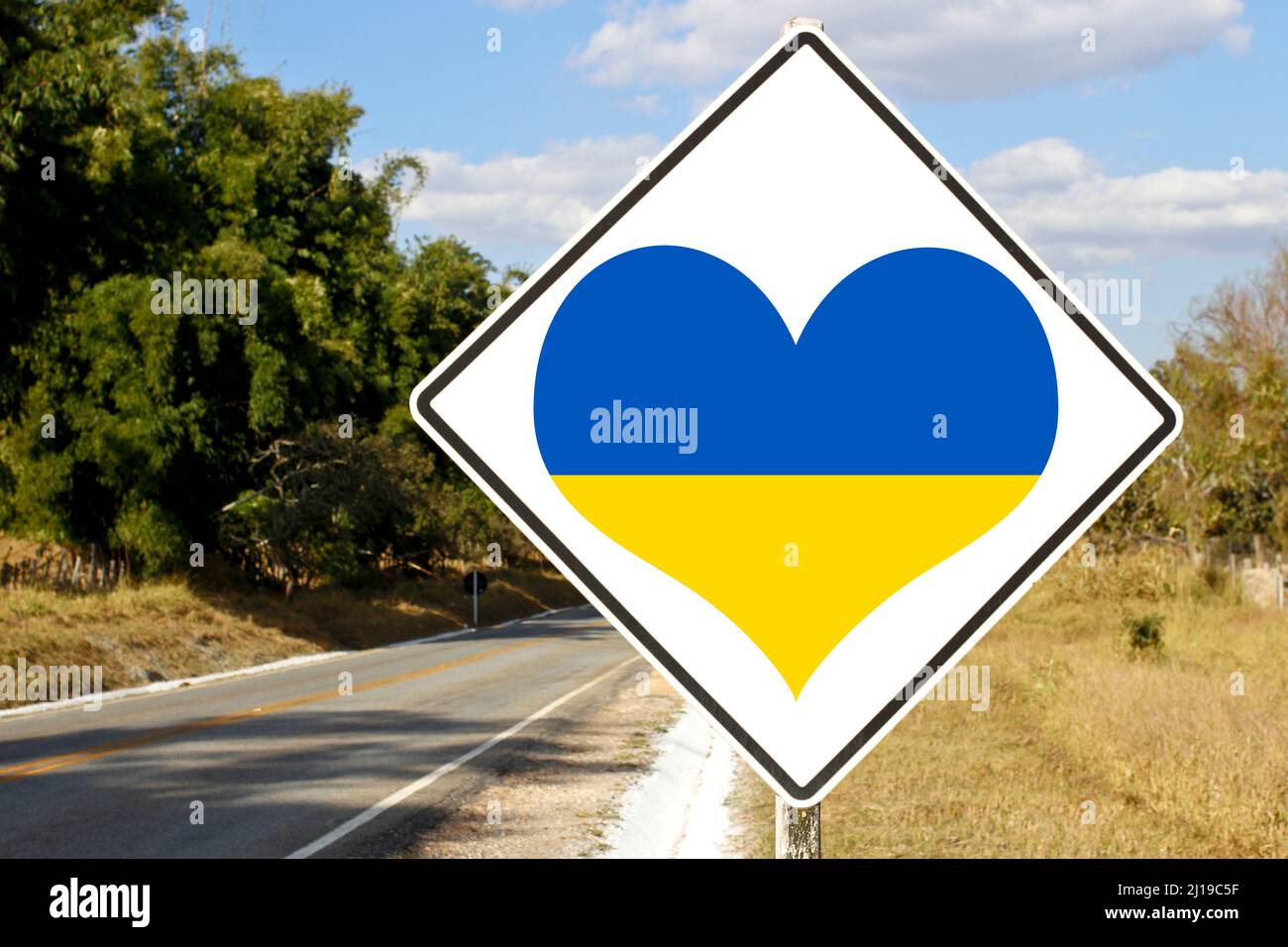 panneau de signalisation avec coeur et couleurs de l'ukraine - bleu et jaune couleurs disposées horizontalement Banque D'Images