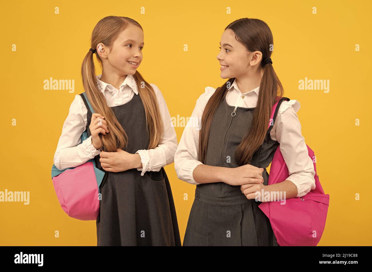 Apprendre ensemble. Les enfants heureux de retour à l'école. Uniformes scolaires. Éducation formelle Banque D'Images