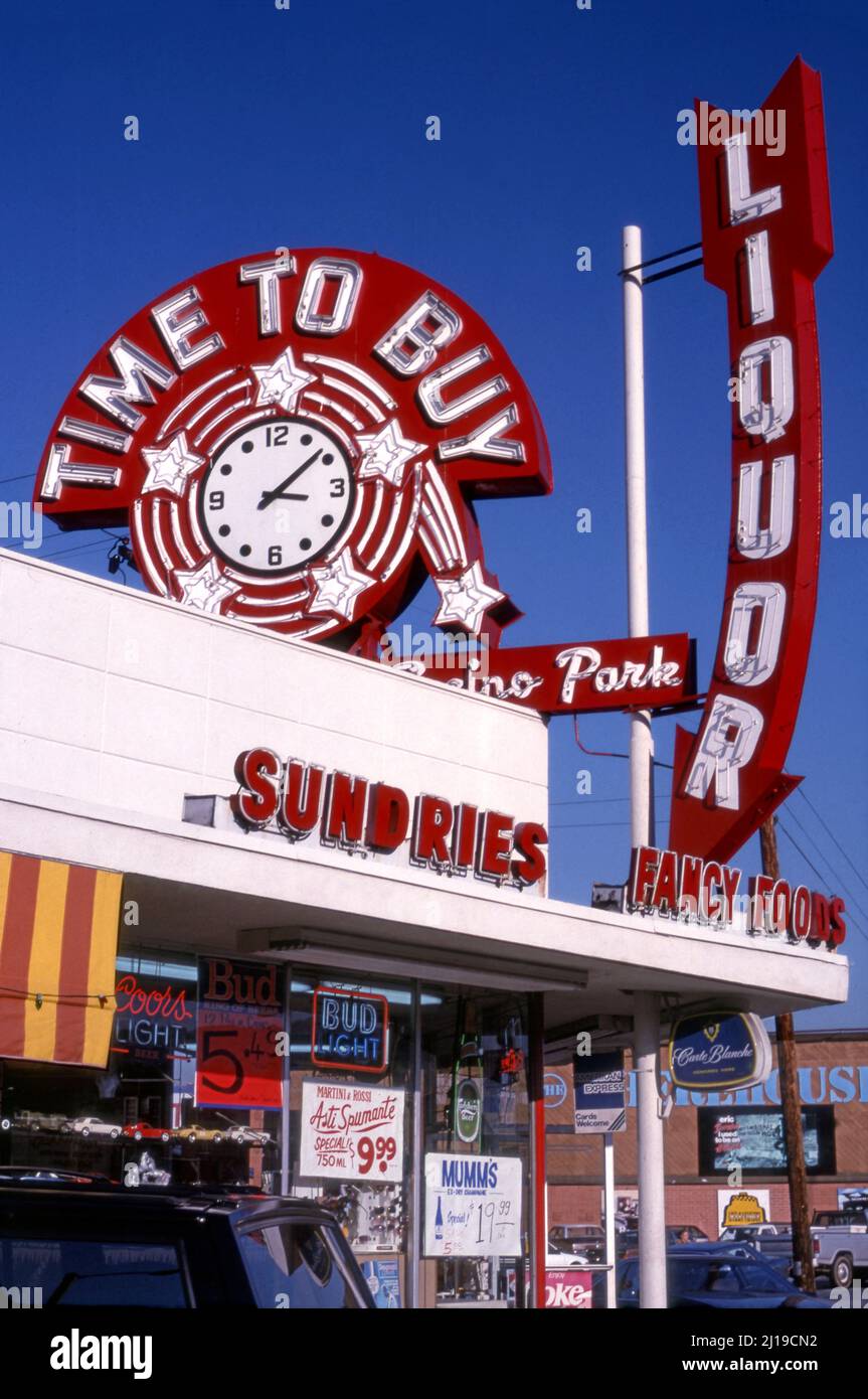 Il est temps d'acheter un magasin d'alcool sur Ventura Blvd. À Van Nuys, CA Banque D'Images