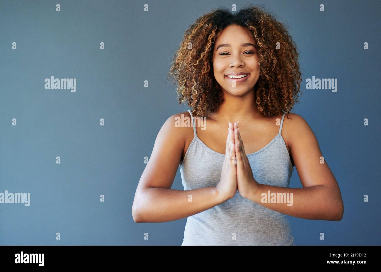 Pratiquer pour un esprit paisible. Photo d'une jeune femme pratiquant le yoga en studio. Banque D'Images