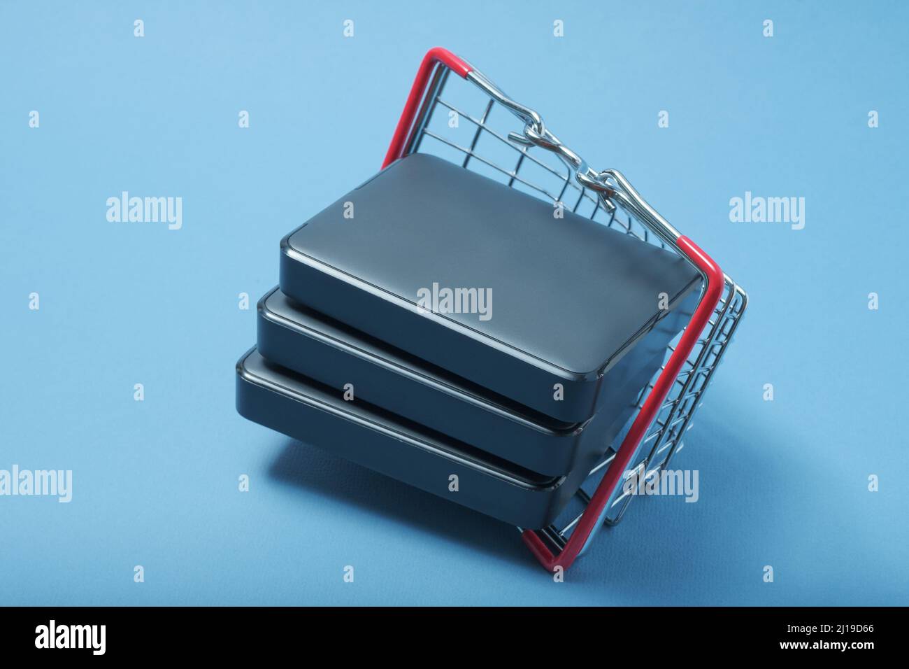 Pile de disques durs dans un panier. Banque D'Images