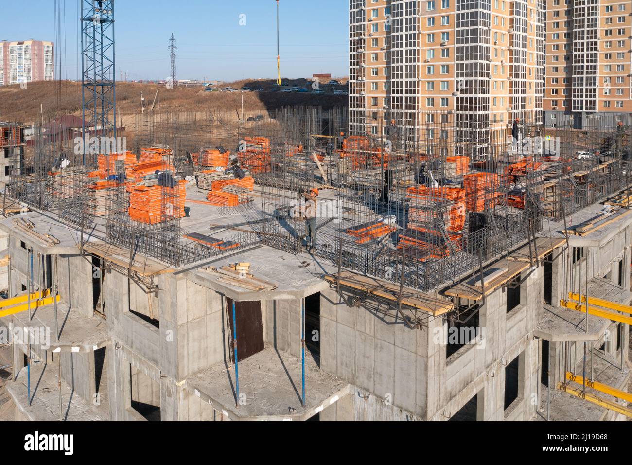 Vladivostok, Russie - 2 mars 2022 : construction d'une nouvelle maison. Vue de dessus de la construction de l'étage supérieur. Banque D'Images