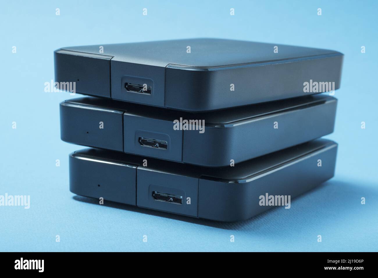 Pile de disques durs sur fond bleu. Banque D'Images