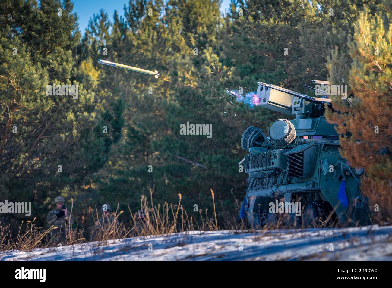 Un missile Stinger est lancé à partir de la nouvelle manœuvre de l'armée américaine Short Range Air Defense Stryker le 10 mars 2022, depuis une plage de Rutja, en Estonie, pour l'exercice Sabre Strike 22. C'est le début de l'exercice des quatre prototypes de plates-formes M-SHORAD qui rempliront une capacité critique pour l'Armée de terre, fournissant une défense aérienne pour les forces de manœuvre. L'exercice se déroule en mars avec environ 13 000 participants de 13 pays et a lieu tous les 2 ans depuis 2010. L'événement de formation est prévu pendant l'hiver pour démontrer la capacité de fonctionner dans des conditions austères. (É.-U. Photo de l'armée par le Maj. Banque D'Images