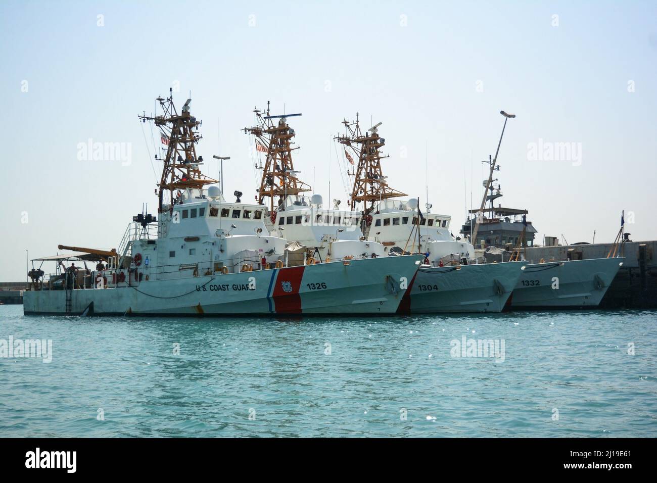 220227-N-NO146-1001 ZONE D'EXPLOITATION DE LA FLOTTE US 5TH (FÉV 27, 2022) USCGC Monomoy (WPB 1326), USCGC Maui (WPB 1304) et USCGC Wrangell (WPB 1332) se trouvent à côté de la zone d'exploitation de la flotte américaine 5th. Maui, Monomoy et Wrangell ont exploité la zone d'exploitation de la flotte américaine 5th depuis 2003 à l'appui de l'opération liberté irakienne, liberté durable, détermination inhérente et Spartan Shield. (É.-U. Bleu marine photo) Banque D'Images