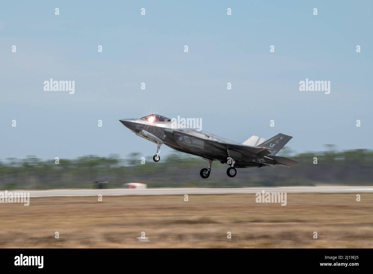 Un F-35A Lightning II de la US Air Force affecté au 62nd Fighter Squadron, Luke Air Force base, Arizona, part de la base aérienne de Tyndall, Floride, le 3 mars 2022. Le FS de 62nd a passé environ deux semaines de formation à Tyndall pour compléter une partie de son programme de cours de base pour les étudiants pilotes. (É.-U. Photo de la Force aérienne par le sergent d'état-major. Betty R. Chevalier) Banque D'Images