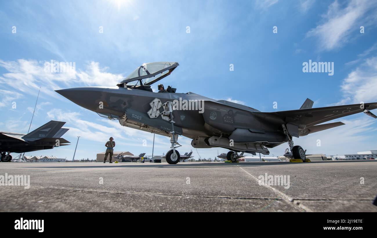 Le capitaine de la US Air Force Jack “Shotgun” Miller, pilote instructeur F-35A du 62nd Fighter Squadron, Luke Air Force base (Arizona), effectue des contrôles en amont à la base aérienne de Tyndall (Floride), le 3 mars 2022. Le FS de 62nd a passé environ deux semaines de formation à Tyndall pour compléter une partie de son programme de cours de base pour les étudiants pilotes. (É.-U. Photo de la Force aérienne par le sergent d'état-major. Betty R. Chevalier) Banque D'Images