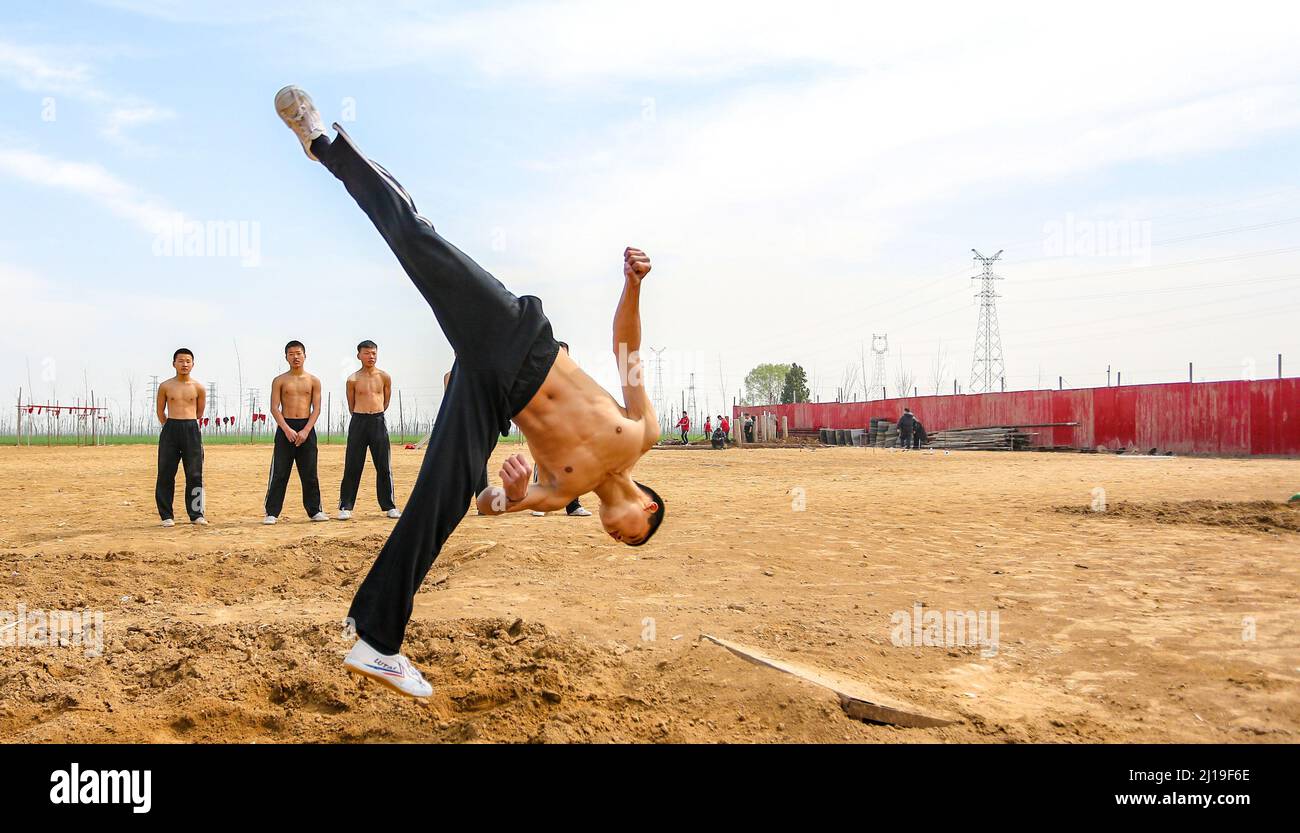 HANDAN, CHINE - le 24 MARS 2022 - les étudiants s'entraînent à la base de formation de boxe de Plum Blossom à Handan, province de Hubei, Chine, le 24 mars 2022. Banque D'Images