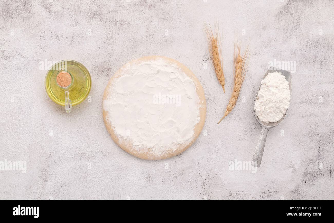 Les ingrédients pour la pâte à pizza maison avec des épis de blé, de la