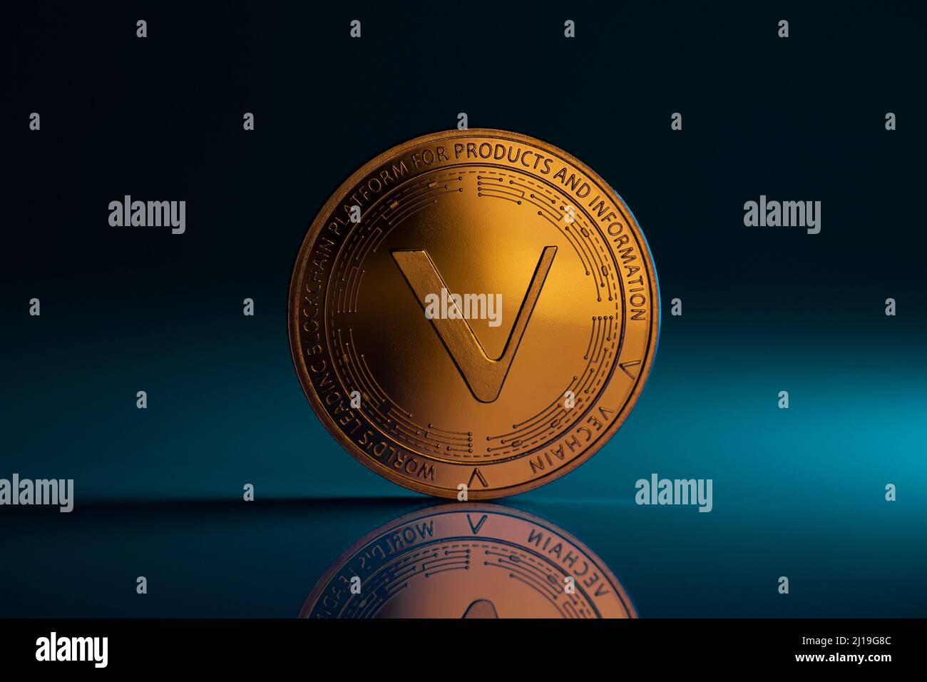 VeChain VET crypto-monnaie physique placée sur une surface réfléchissante  et éclairée par des lumières bleues et violettes Photo Stock - Alamy